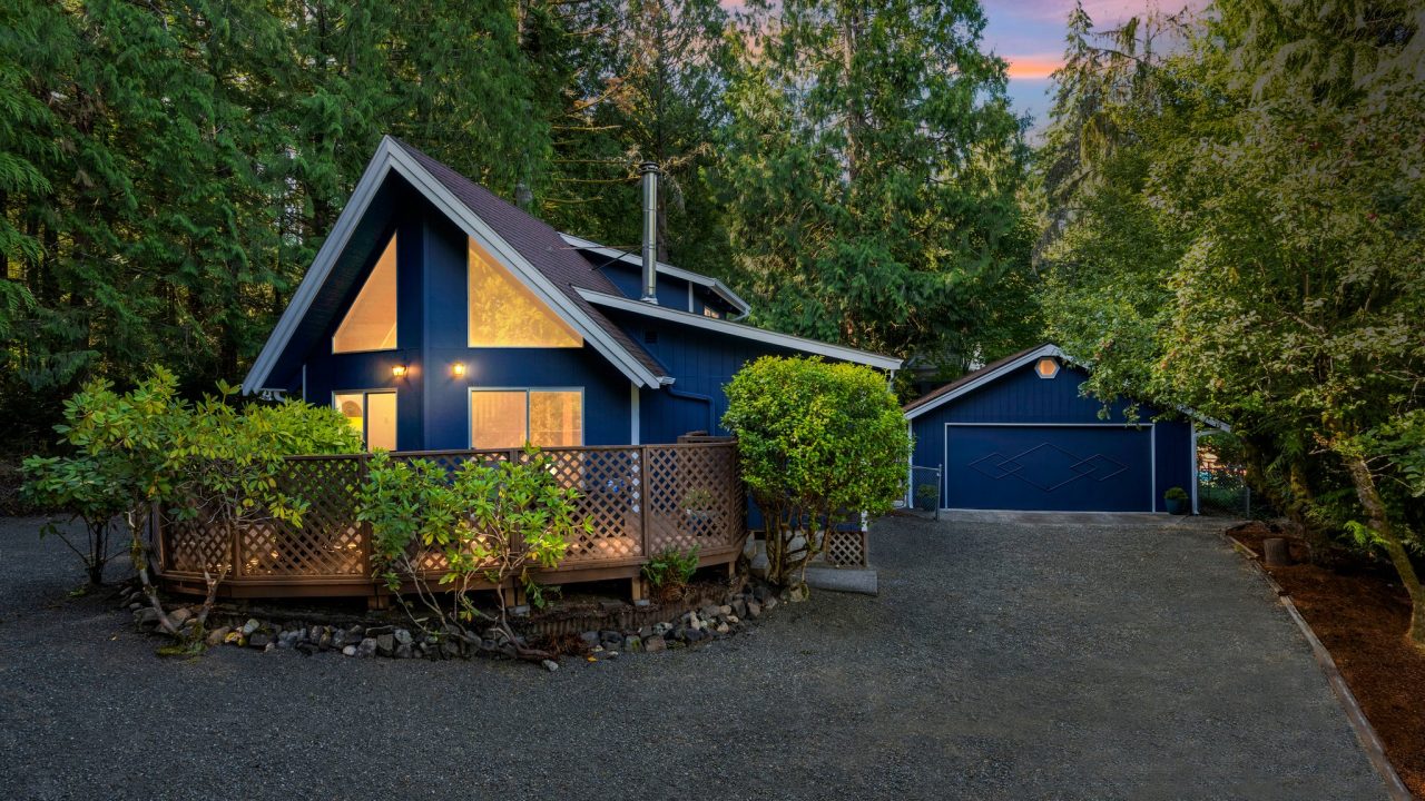 21 E Sinclair Pl Shelton, WA 98584 beautiful cabin in the woods! Kusko Photography makes sure to show the best of your property to pique interest!